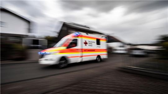 13 Verletzte werden nach einem Unfall zwischen einem Transporter und einem Auto in Krankenhäuser gebracht. (Symbolbild)