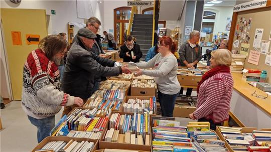 130 Kisten stehen in der Stadtbibliothek verteilt. Der Inhalt wartet auf neue Besitzer.