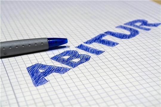 132 junge Frauen und Männer haben an Goslars allgemeinbildenden Schulen ihr Abitur bestanden. Die letzte Prüfung ging am Mittwochvormittag in Oker über die Bühne – mit Erfolg. Ab sofort ist Feiern angesagt. Symbolfoto: Pixabay