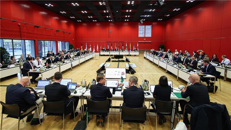 Länder gegen fixes Verbrenner-Aus und für Sozialstaatsreform 14 Länderchefs diskutierten zwei Tage lang in der Mainzer Rheingoldhalle. Nicht mit dabei waren die Ministerpräsidentinnen des Saarlandes und von Mecklenburg-Vorpommern, Anke Rehlinger und Manuela Schwesig (beide SPD).