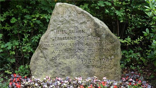 14 NS-Opfer liegen an diesem Grabmal auf dem Friedhof Harlingerode begraben.