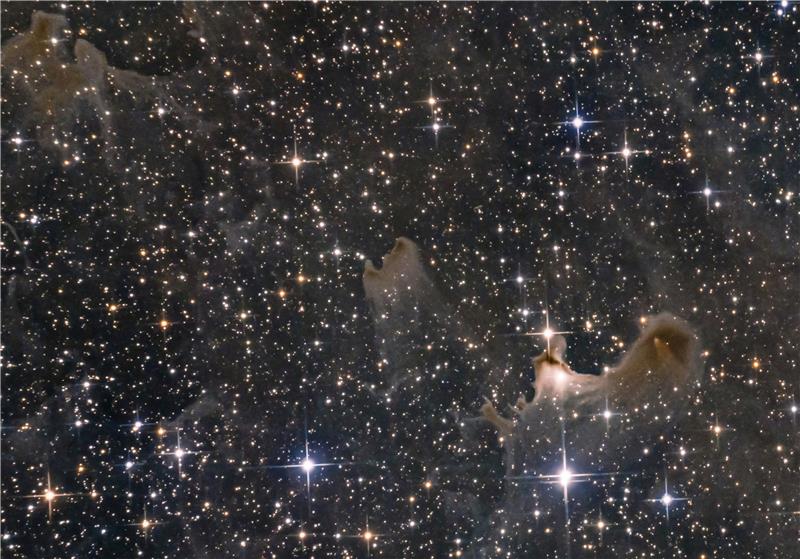Halloween und die Geister aus dem Universum 1400 Lichtjahre entfernt im Sternbild Kepheus steigen die Geister aus dem Nebel. Foto: Bierdel