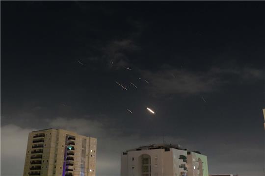 14.04.2024, Israel, Tel Aviv: Flammen von Explosionen erscheinen am Himmel über Tel Aviv, während Israels Raketenabwehrsystem Raketen und Drohnen aus dem Iran abfängt. Foto: Tomer Neuberg/Xinhua/dpa