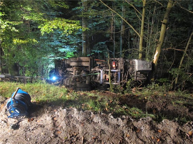 Tödlicher Unfall bei Herzberg: Holztransporter stürzt 15 Meter in die Tiefe 15 Meter sürzt der Lkw vom Forstweg in die Tiefe. Foto: Feuerwehrverband Osterode am Harz.