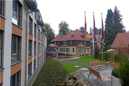 15 Millionen Euro hat die Michels-Anlage in der Kurhausstraße gekostet (hier ein Bild von der Eröffnung im Jahr 2017). Neben dem Seniorenheim (im Vordergrund) ist dort auch die Verwaltung der Bad Harzburger Michels-Objekte sowie eine geriatrische Fachklinik untergebracht. Archivfotos: Schlegel