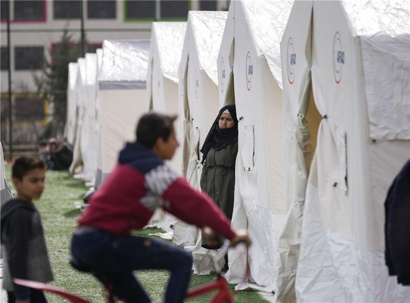 Erdogan will Wahlrecht von Erdbebenopfern sichern 1,5 Millionen Menschen aus der türkischen Erdbebenregion leben derzeit in Zelten - Zehntausende weitere in Containern und Hotels.