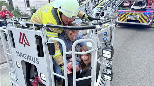 15 Personen müssen zum Teil mit der Drehleiter aus dem Haus geholt werden.