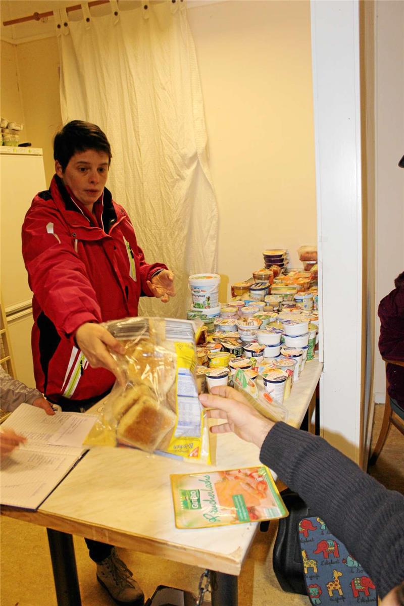 1,50 Euro für Erwachsene und 50 Cent für Kinder kostet der Einkauf bei der Braunlager Tafel. Dafür gibt es viele Lebensmittel, die Märkte stiften.  Fotos: Seltmann