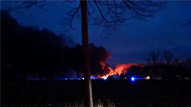 150 Feuerwehrleute kämpften gegen die Flammen – über dem Reifenhandel stieg eine gewaltige Rauchsäule auf. Foto: Neumann