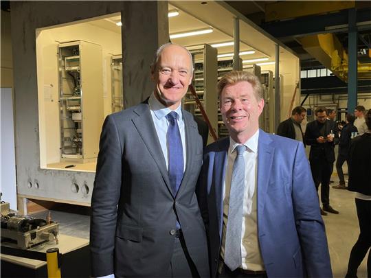 150 Jahre Siemens-Standort Braunschweig: Siemens-Chef Roland Busch (l.) und Betriebsleiter Thorsten Sponholz. Foto: Kleine