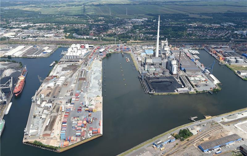 15.06.2018, Bremen: Die Luftaufnahme zeigt den Neustädter Hafen.