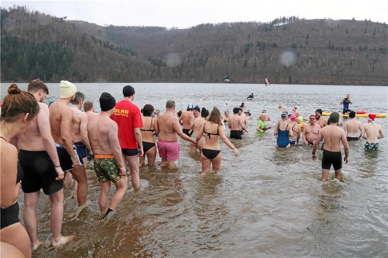 155 Schwimmer begrüßten das neue Jahr mit einem eiskalten Bad in der Innerstetalsperre. Foto: Hartmann