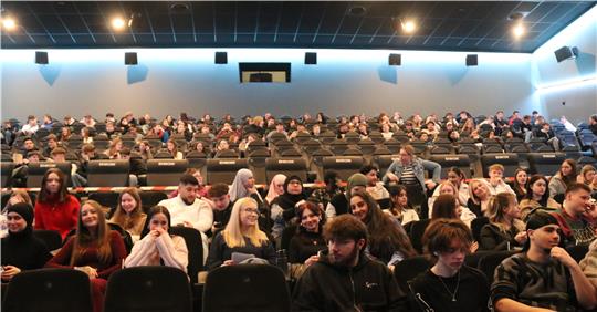 157 Schüler schauen den Eröffnungsfilm der 21. Goslarer Filmtage „Sonne und Beton" im Cineplex.