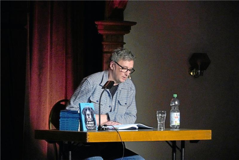 16 Jahre lebt Ole Lehmann mit seinem Hund Charlie zusammen, dann muss er ihn gehen lassen. In einem Buch erinnert er sich an die schöne Zeit mit seinem Freund. Foto: Schlegel