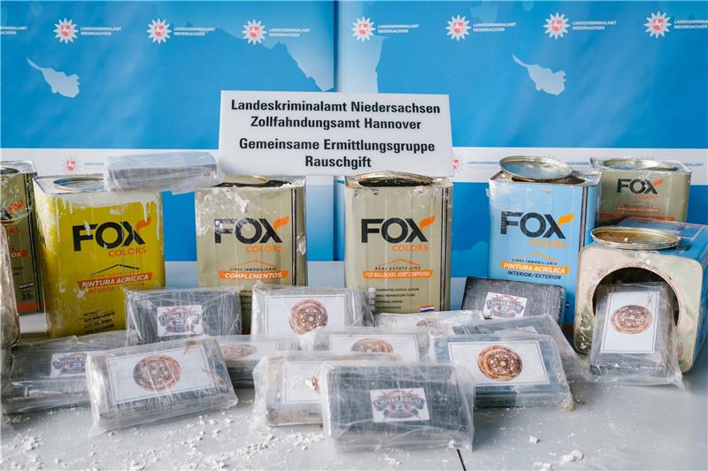 16 Tonnen Kokain: Spediteur aus Liebenburg vor Gericht 16 Kilogramm beschlagnahmtes Kokain liegen während einer Pressekonferenz im April im Landeskriminalamt Niedersachsen neben Dosen mit Spachtelmasse. Foto: dpa
