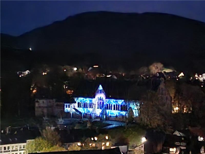 Endlich: Goslar feiert und staunt 16 Minuten dauerte die Illumination an der Kaiserpfalz. Foto: Sowa