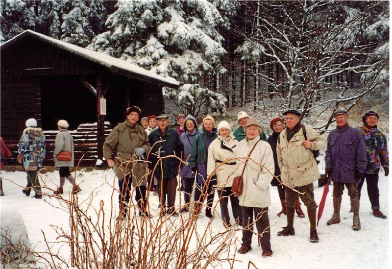 16. November 1993: Die Wandergruppe genießt den ersten Schnee am Förster-Ludwig-Platz.