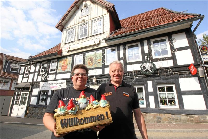 17 Jahre lang haben Melanie Jäckel und Ralf Drass ihre Gäste im Zwergenstübchen willkommen geheißen, am Sonntag ist Schluss. Das Begrüßungsschild mit den Zwergen, die pandemiekonform eine Maske tragen, ist das Geschenk eines Gastes. Fotos: Kühlewind