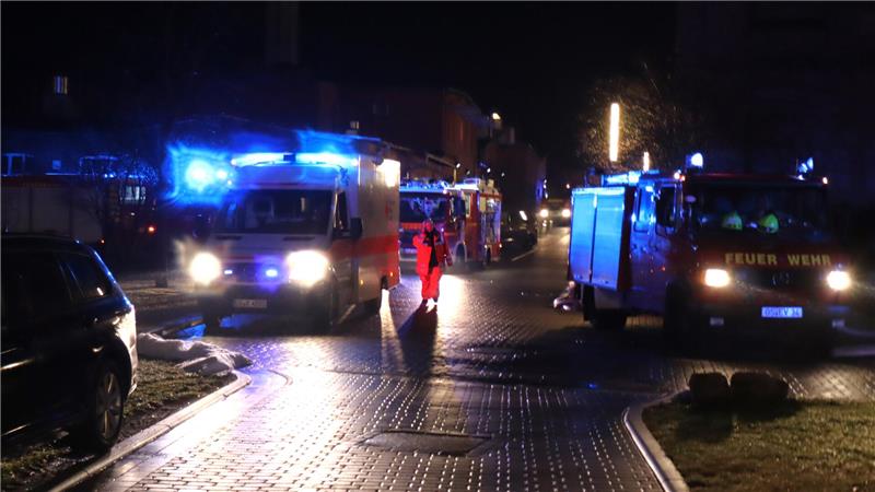 Liebenburg: Feuer fordert 70 Einsatzkräfte und 400.000 Euro Schaden 18 Einsatzfahrzeuge hüllen das Klinikgelände in einen blauen Lichtschein.