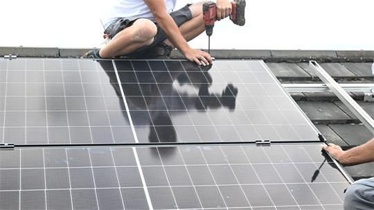 18 Prozent der Privathaushalte in Deutschland haben mittlerweile eine Photovoltaik-Anlage auf dem Dach. (Symbolbild)