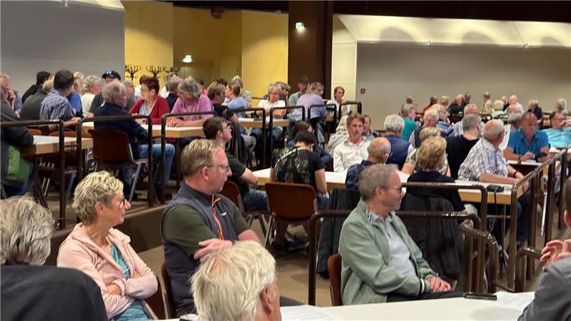 180 Besucher kommen zur Bürgerversammlung ins Kurgastzentrum.