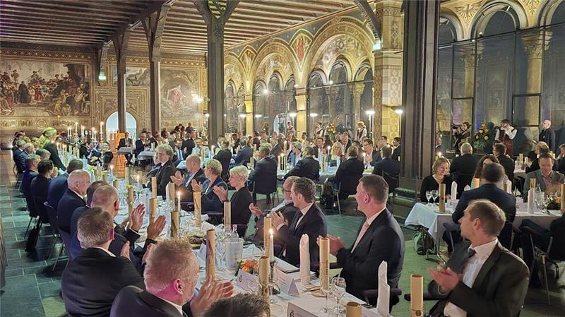 Viele Premieren beim 43. Goslarschen Pancket in der Kaiserpfalz 180 Gäste sitzen an den langen Pancket-Tafeln in der Kaiserpfalz.
