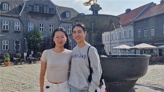 18.000 Kilometer: Lorna und Madeleine (v. l.) sind für die Konzertarbeitswochen von Neuseeland nach Goslar gereist.