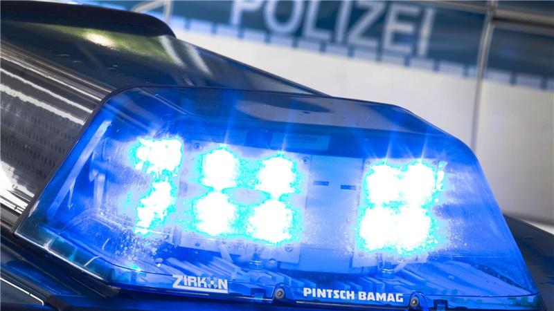 19-Jähriger flieht vor Polizei und wehrt sich gegen Festnahme - zwei Polizisten werden leicht verletzt. (Symbolbild)