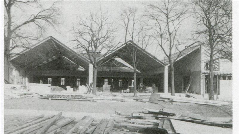 1949 brannte das Festgebäude. Der Erweiterungsbau der Festhalle, wie sie heute dasteht, wird zwischen 1981 und 82 gebaut.