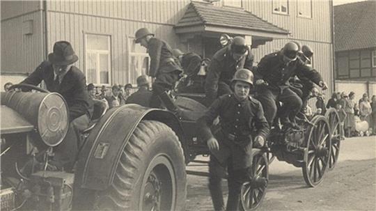 1950 feiert die Feuerwehr in Rhüden ihr 75-jähriges Bestehen.