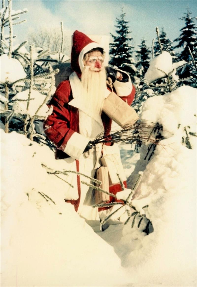 Schwarmwissen soll Bad Harzburger Bilderschatz aufwerten 1952: Der Weihnachtsmann kommt. Aber wo befindet er sich? Foto: Ahrens-Archiv