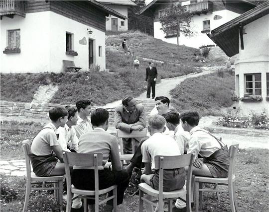 1953: Kinderdorf-Gründer Hermann Gmeiner unterhält sich mit Kindern im ersten SOS-Kinderdorf.