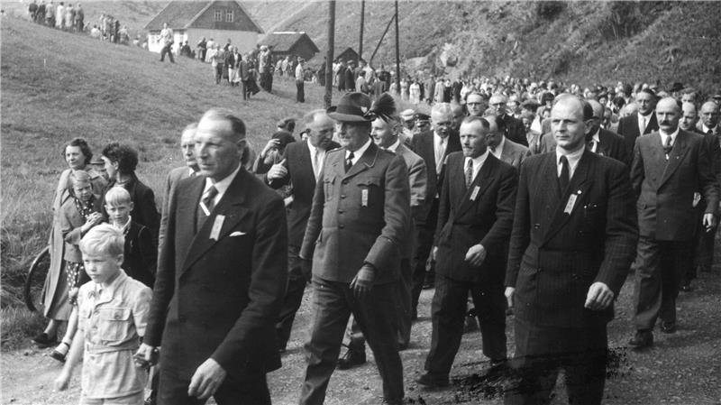 1954 marschieren die Schulenberger in ihre neue Heimat. Bürgermeister Richard Böhm (vorne links) führt die Bewegung an.
