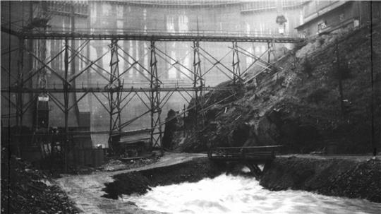 1954 sorgt Hochwasser für einen Baustopp an der Okertalsperre.
