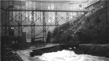 1954 sorgt Hochwasser für einen Baustopp an der Okertalsperre.
