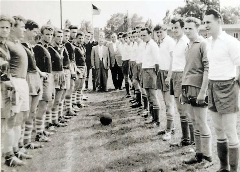 1958 war die Mannschaft des SV Schladen Bezirksmeister. Das historische Foto dokumentiert den Erfolg. Repro: Hohaus