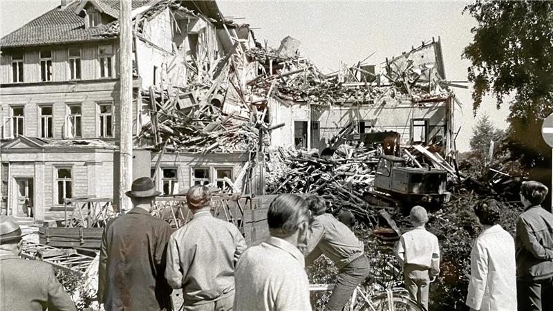 1970 wird das alte Rathaus in der heutigen Strenstraße dem Erdboden gleichgemacht.
