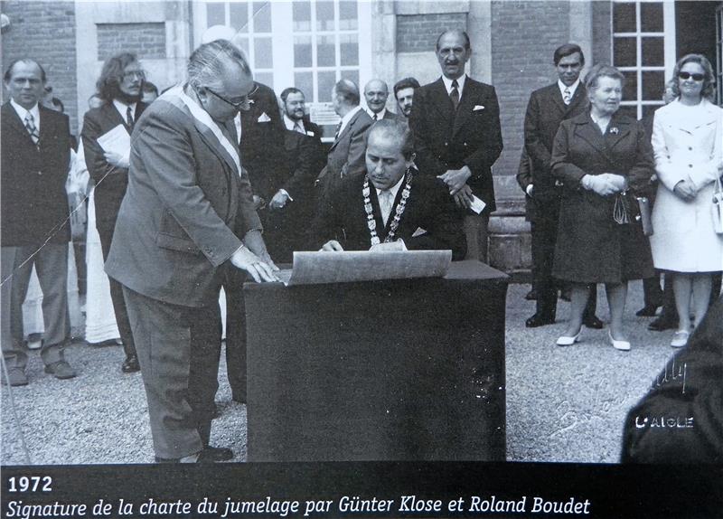 L'Aigle und Clausthal-Zellerfeld: Wie die Freundschaft entstand 1972: Die Partnerschaft wird per Urkunde besiegelt. Unterzeichner sind L‘Aigles Bürgermeister Roland Boudet (l.) und Günter Klose, 1971 zum Bürgermeister von Clausthal-Zellerfeld gewählt, 1972 zum Samtgemeindebürgermeister ernannt. Foto: Privat