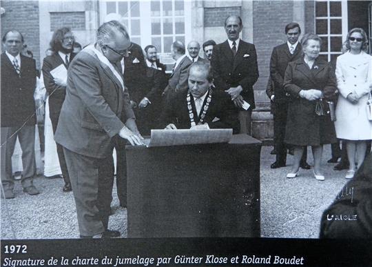1972: Die Partnerschaft wird per Urkunde besiegelt. Unterzeichner sind L‘Aigles Bürgermeister Roland Boudet (l.) und Günter Klose, 1971 zum Bürgermeister von Clausthal-Zellerfeld gewählt, 1972 zum Samtgemeindebürgermeister ernannt. Foto: Privat