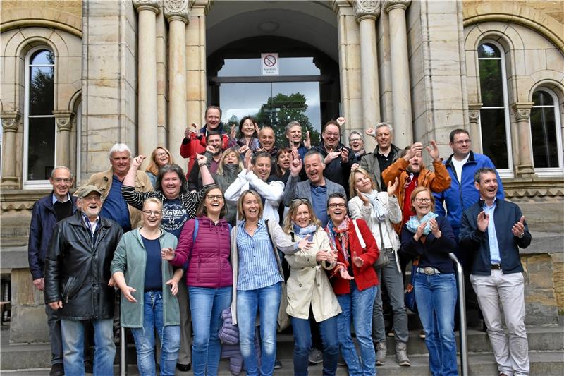 1989, ein spritziger Jahrgang: 30 Jahre nach ihrem Abitur treffen sich 30 Ehemalige mit Lehrern vor ihrer alten Schule.  Foto: Kempfer