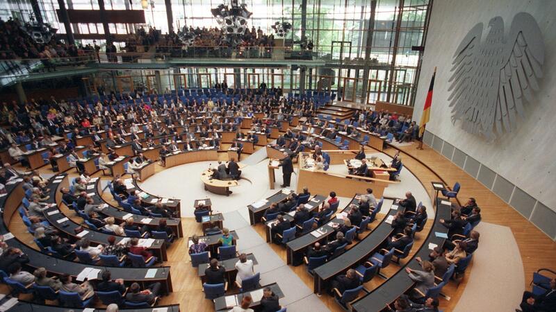 Start in der Turnhalle: Der Bundestag wird 75 1999 verabschiedet sich der Bundestag aus Bonn und zieht nach Berlin um.