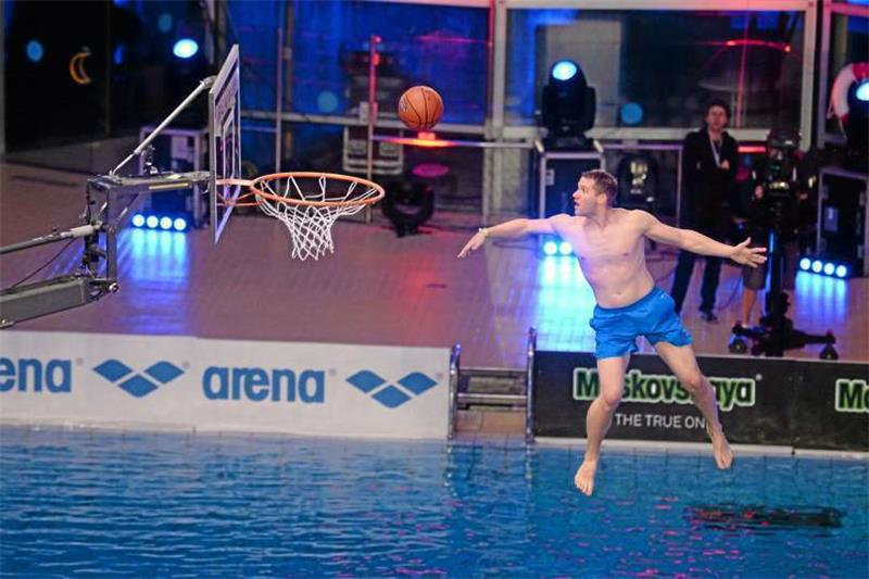 Duell mit Raab: Goslarer scheitert beim 20.000-Euro-Wurf 20. 000-Euro-Wurf: Nach dem Sprung vom Fünf-Meter-Brett versucht Kevin Schlüter, einen Basketball im Korb zu versenken. Foto: ProSieben/Willi Weber