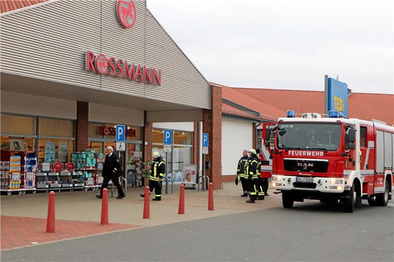 20 Einsatzkräfte der Feuerwehr Langelsheim, acht Mitarbeiter von DRK und Rettungsdienst sowie sechs Polizeibeamte sind am Nahversorgungszentrum im Einsatz.  Foto: Düber