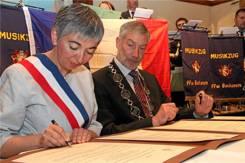 20 Jahre Städtepartnerschaft Bad Harzburg Port-Louis Port Louis Bretagne Festakt im Schloß Schloss Urkundenunterzeichnung Bürgermeister Ralf Abrahms Bürgermeisterin Muriel Jourda Patrick Lucas