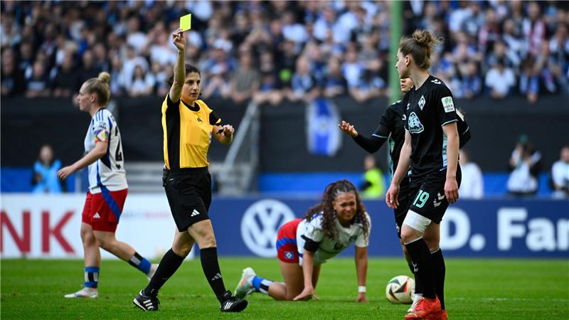 20 Jahre lang steht Dr. Riem Hussein als Schiedsrichterin auf den Fußballplätzen dieser Welt. Nun beendet sie ihre Fifa-Karriere.