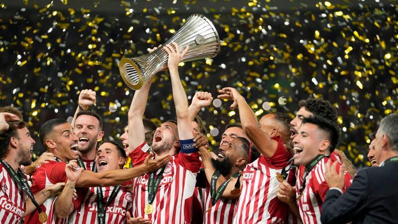 Olympiakos Piräus gewinnt Titel in der Conference League 20 Jahre nach dem EM-Titel für Griechenland darf wieder ein Titel gefeiert werden: Der erste Europapokal für ein griechisches Team.