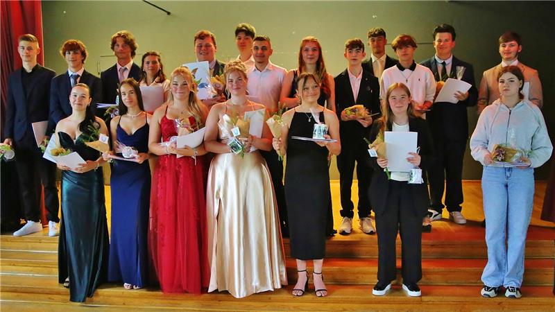 20 Jugendliche verlassen in einer feierlichen Zeeremonie die Oberschule. Für sie beginnt jetzt ein neuer Lebensabschnitt.