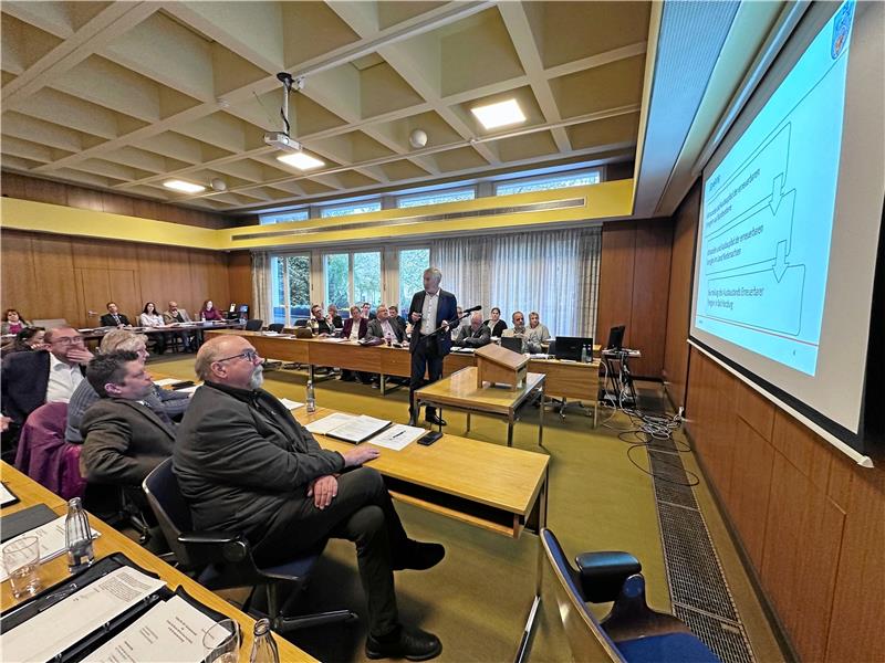 Braucht Bad Harzburg 260 Meter hohe Windräder? 20 Minuten lang referiert Bürgermeister Ralf Abrahms während der Ratssitzung über den Ausbaustand der erneuerbaren Energien in Bad Harzburg. Sein Fazit: „Wir haben schon genug.“ Die Ratsmehrheit sieht das bis auf einige Ausnahmen anders. Foto: Schlegel