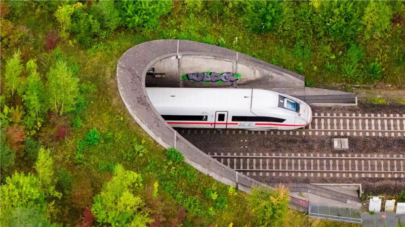 20 Minuten schneller sollen Reisende mit einer neuen ICE-Trasse von Hamburg nach Hannover fahren können. (Archivbild)