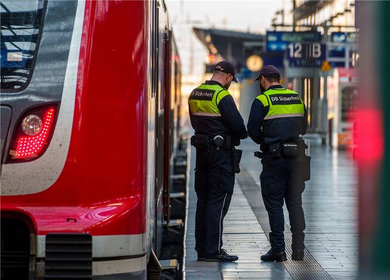 Streit über Bahn-Sicherheit - EVG fordert EM-Programm «20 Prozent pauschal mehr Sicherheitspersonal reicht meines Erachtens nicht», sagt der EVG-Vorsitzende Martin Burkert mit Blick auf die bevorstehende Fußball-EM in Deutschland.